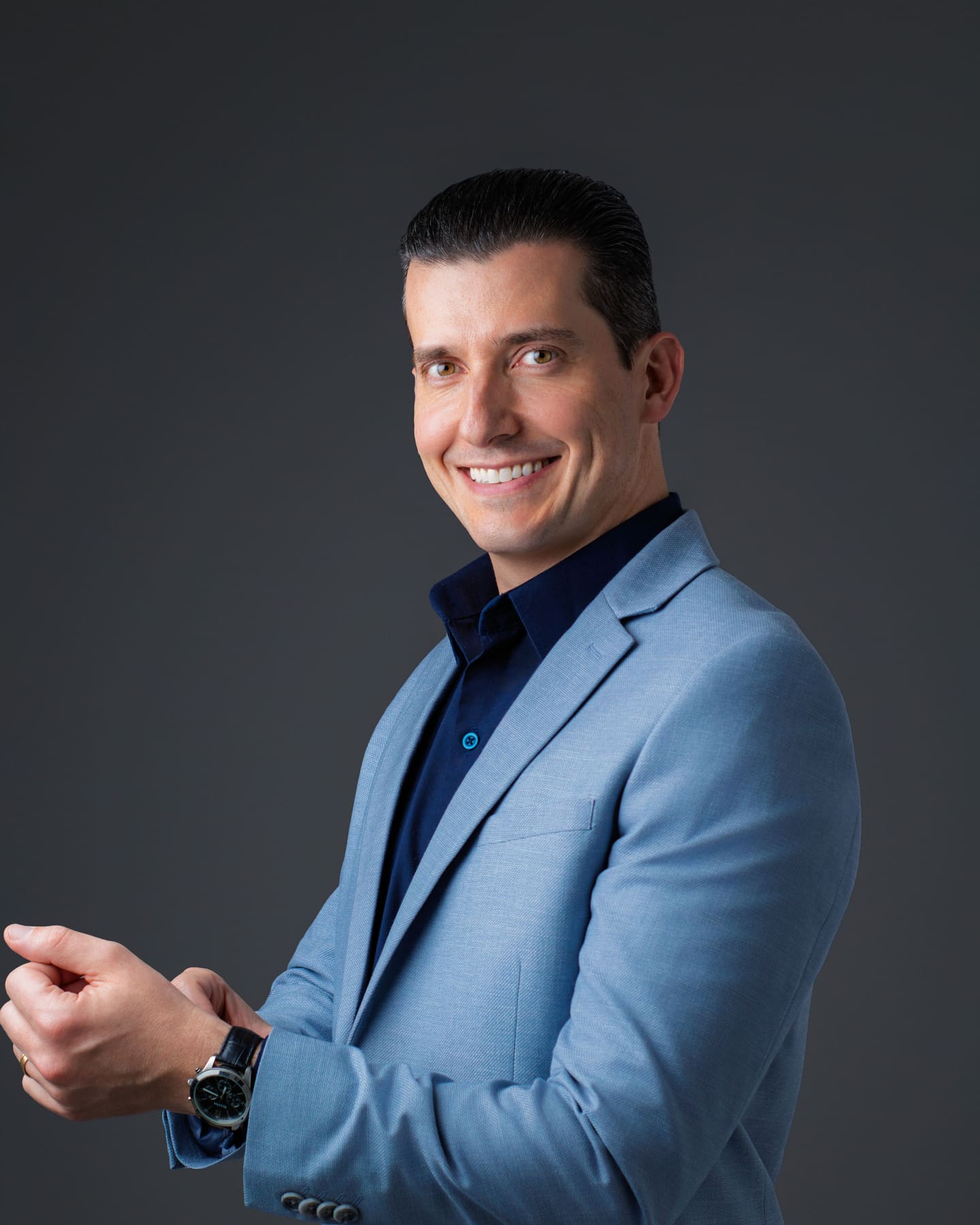 Felipe Flesch, de blazer azul-claro e camisa marinho, sorrindo